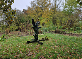Træskulptur i haven i Skovby