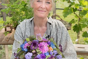 Hanne Utoft med rokokobuketten. Foto: Ann Malmgren